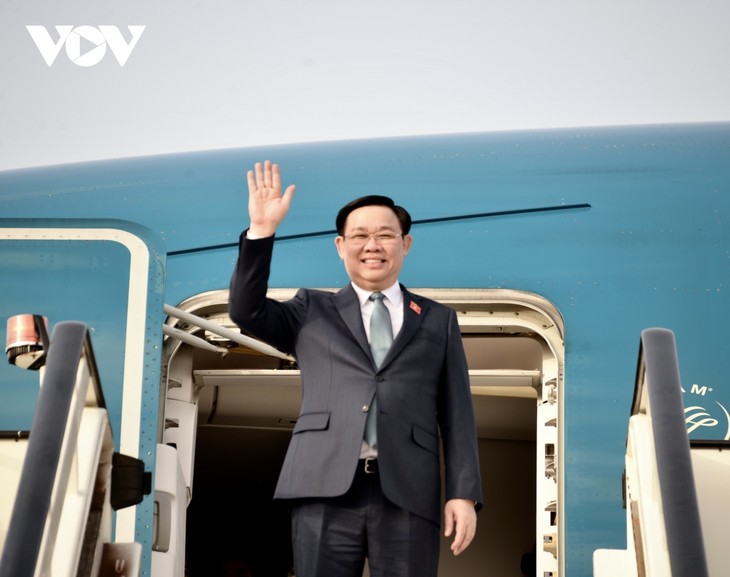 Ketua MN  Vietnam, Vuong Dinh Hue Tiba di Ibukota Sofia, Mulai Kunjungan Resmi di Republik Bulgaria          - ảnh 1