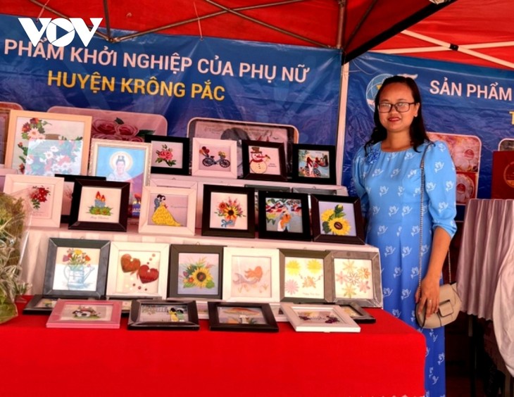 Saudari Le Thi Mui – Seorang Perempuan yang Melakukan Startup dengan Kerajinan Membuat Quilling - ảnh 2