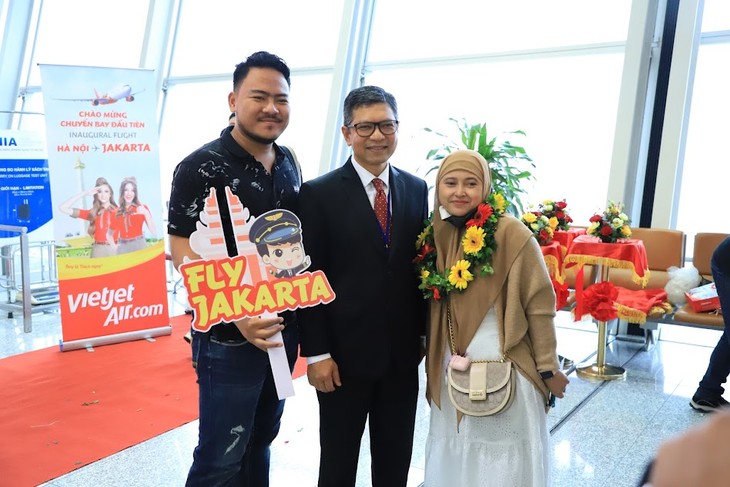 Maskapai Vietjet Meresmikan Lini Penerbangan Langsung Hanoi-Jakarta - ảnh 2