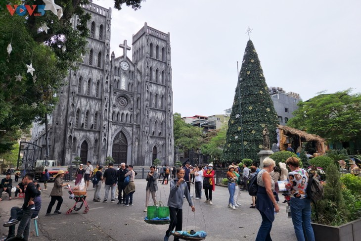 Suasana Hari Natal Dini Memenuhi Kota Hanoi - ảnh 3