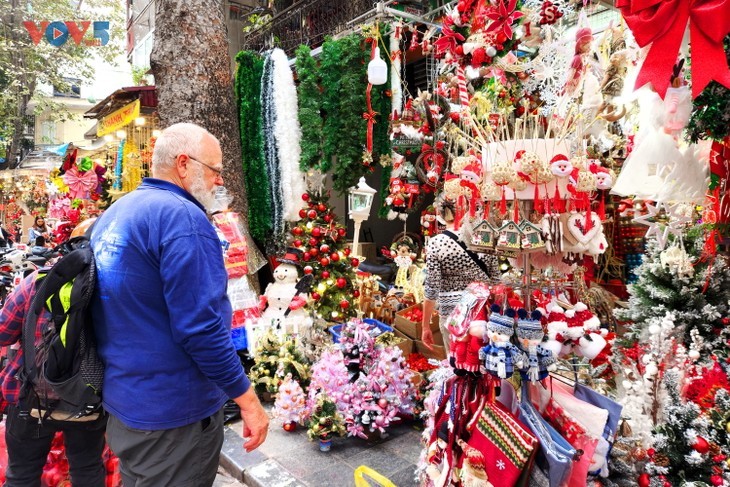 Suasana Hari Natal Dini Memenuhi Kota Hanoi - ảnh 13