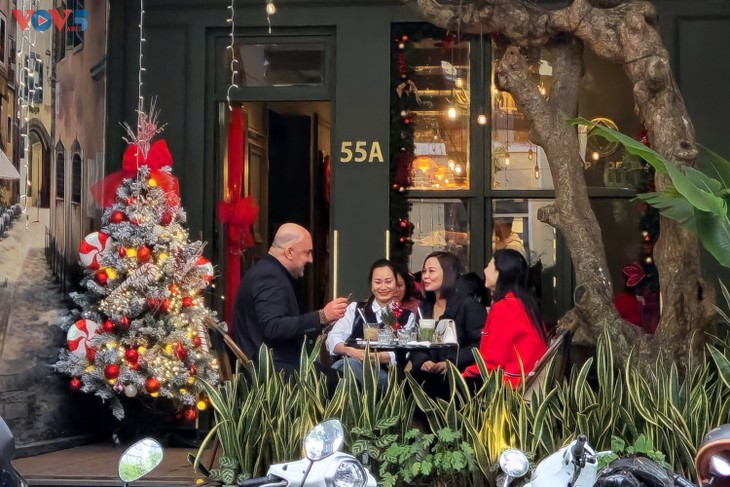 Suasana Hari Natal Dini Memenuhi Kota Hanoi - ảnh 16