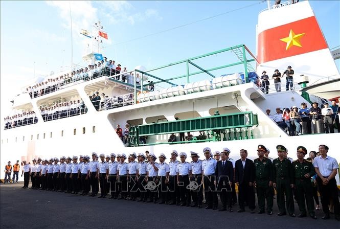 Kodam 4 Angkatan Laut Bawa Bingkisan Tet ke Kepulauan Truong Sa - ảnh 1