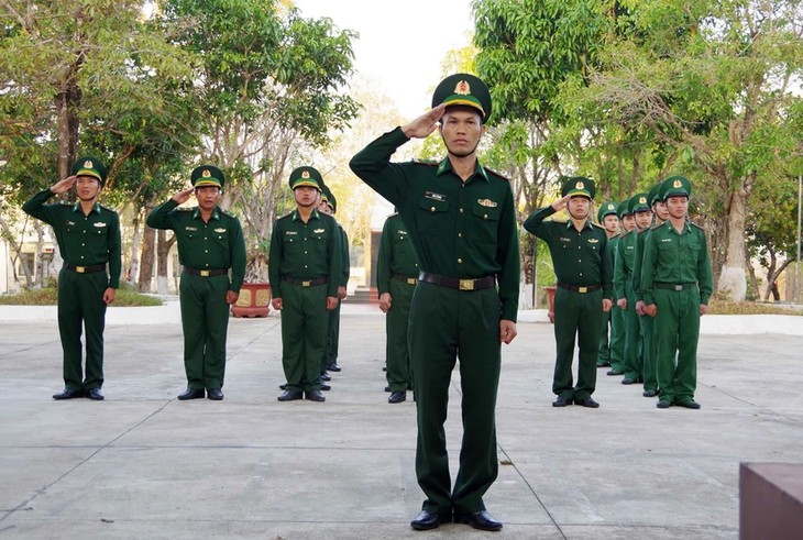 Upacara Bendera yang Sakral Pada Awal Tahun Baru di Daerah Perbatasan, Laut dan Pulau - ảnh 2