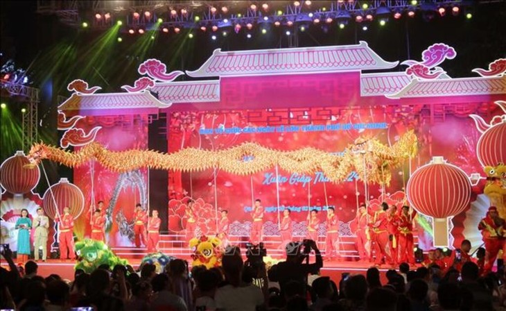 Pesta Cap Go Meh Musim Semi 2024 yang Bergelora - ảnh 1