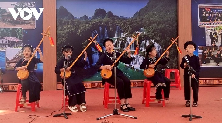 Menyalakan Api agar Nyanyian Lagu Rakyat Then-Sitar Tinh Bergema Selama-Lamanya di Daerah Dataran Tinggi - ảnh 2