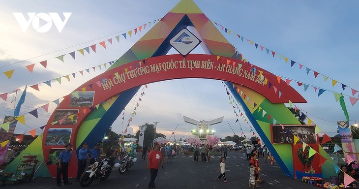 Pembukaan Pekan Raya Perdagangan Internasional Tinh Bien – An Giang 2024 - ảnh 1