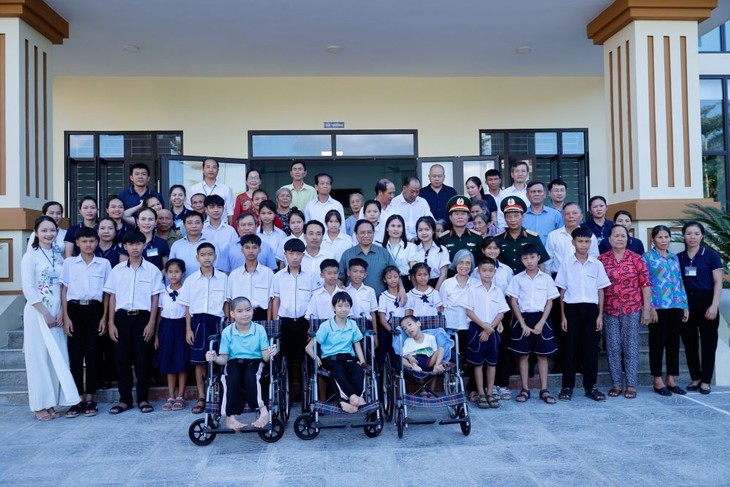 PM Kunjungi dan Berikan Bingkisan kepada Anak-Anak, Para Difabel, dan Penyandang Disablitas di Provinsi Quang Binh - ảnh 1