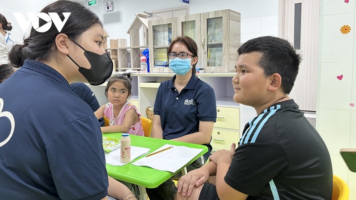 Kelas yang Membawa Kegembiraan kepada Pasien Anak-Anak di Kota Ho Chi Minh - ảnh 1