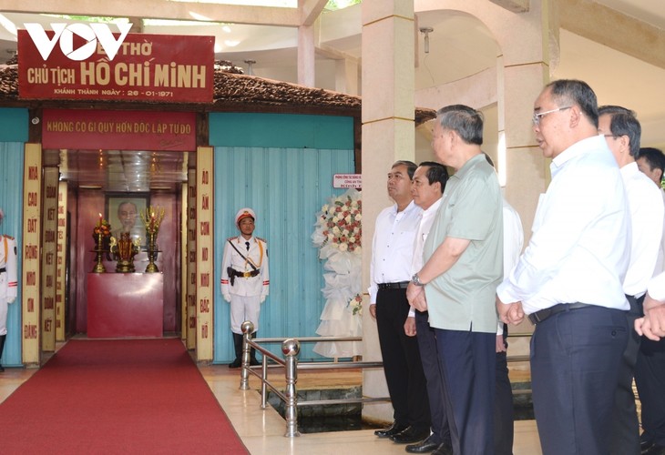 Presiden To Lam Bakar Hio di Kuil Pemujaan Presiden Ho Chi Minh di Provinsi Tra Vinh - ảnh 1