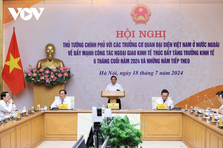 PM Pham Minh Chinh Pimpin Konferensi dengan Para Kepala Perwakilan Vietnam di Luar Negeri tentang Penggencaran Diplomasi Ekonomi - ảnh 1