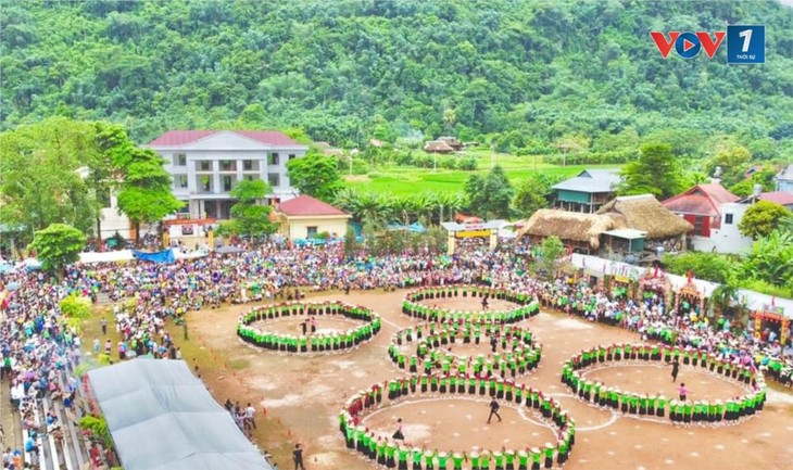 Ribuan Orang Berpartisipasi Pada Festival “Pay Tai” di Provinsi Yen Bai - ảnh 1