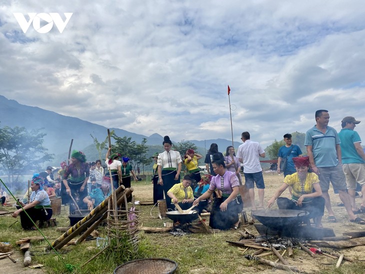 Pesta Perayaan Nasi Baru dan Penyambutan Hari Nasional di Daerah Pegunungan Tay Bac - ảnh 1