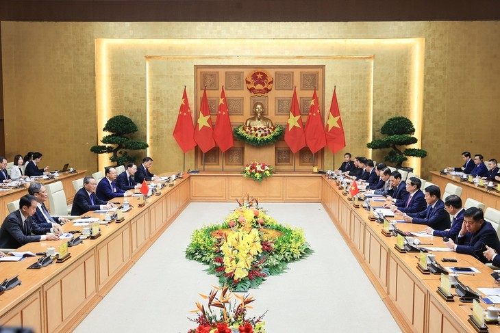 PM Pham Minh Chinh Lakukan Pembicaraan dengan  PM Li Qiang yang Melakukan Kunjungan Resmi di Vietnam - ảnh 2