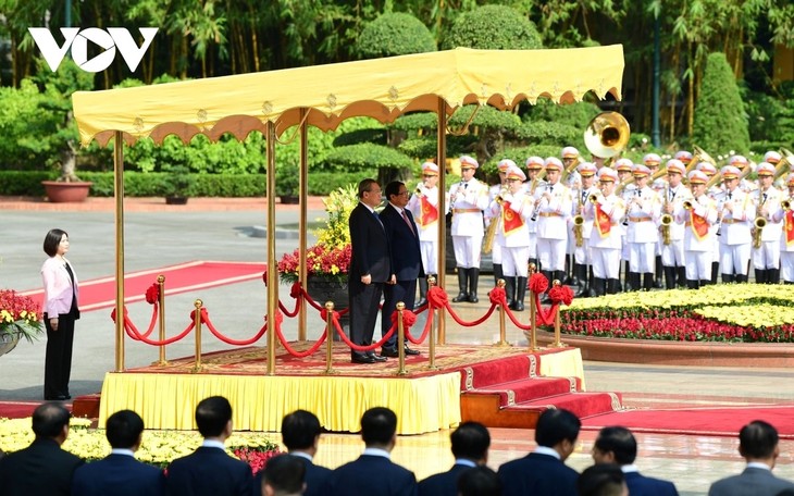 PM Pham Minh Chinh Mempimpin Upacara Penyambutan PM Li Qiang yang Melakukan Kunjungan Resmi di Vietnam - ảnh 1