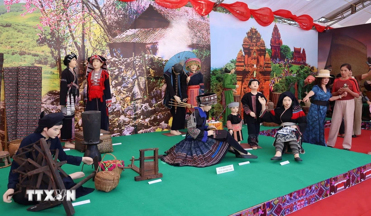 Festival Budaya Etnis-Etnis di Kawasan Dong Bac: Hasrat Kembangkan Tanah Air Menjadi Makmur dan Bahagia - ảnh 1