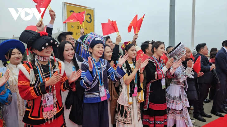 PM Pham Minh Chinh Tiba di  Kota Kunming, Memulai Kunjungan Kerja di Tiongkok  - ảnh 1