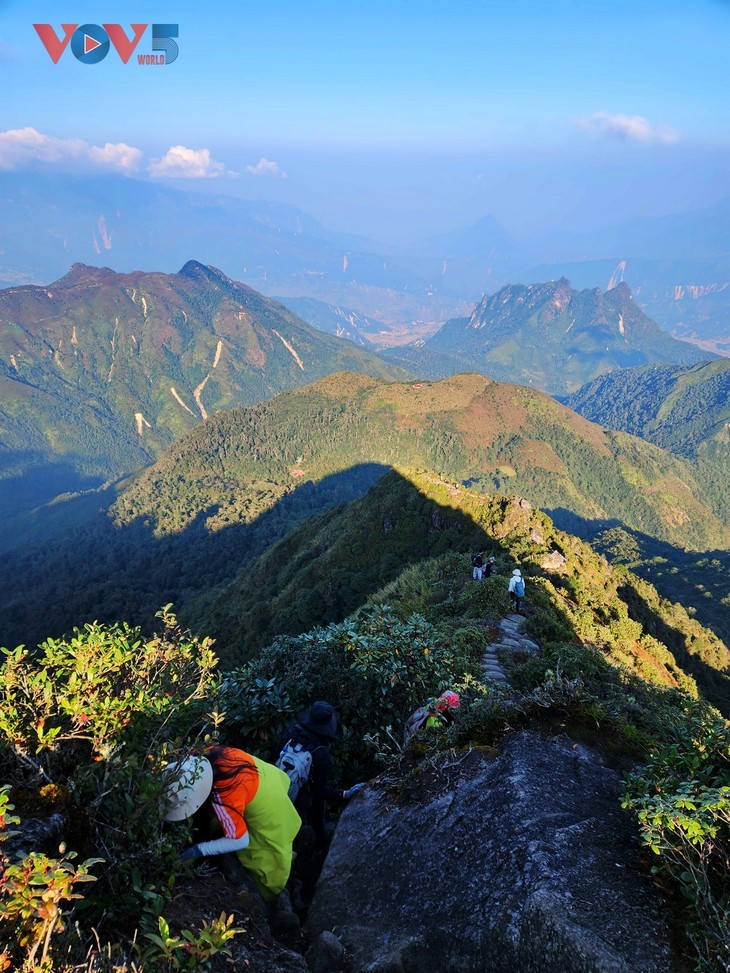 Perjalanan Memburu Awan di Puncak Ky Quan San - Bach Moc Luong Tu - ảnh 2