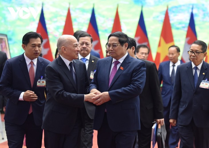 PM dan Ketua MN Vietnam Bertemu dengan Raja Kamboja     - ảnh 1