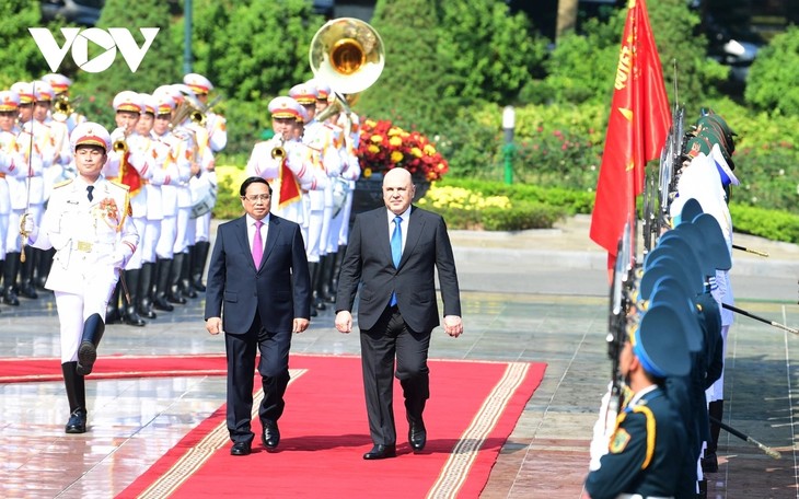 PM Pham Minh Chinh Memimpin Upacara Penyambutan kepada PM Federasi Rusia yang Melakukan Kunjungan Resmi di Vietnam - ảnh 1