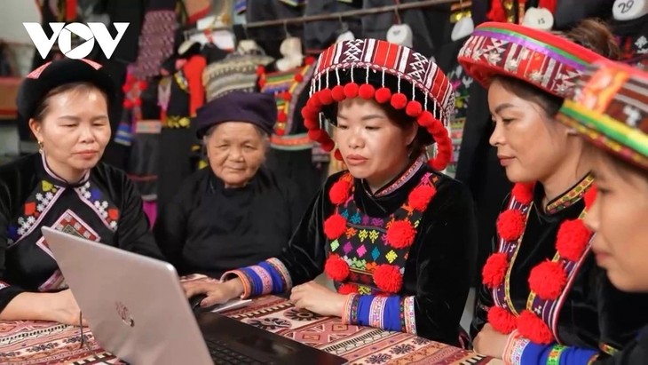 Seorang yang Meningkatkan Posisi Barang Kerajinan Tangan Tradisional dari Etnis Minoritas Dao di Provinsi Bac Kan - ảnh 2