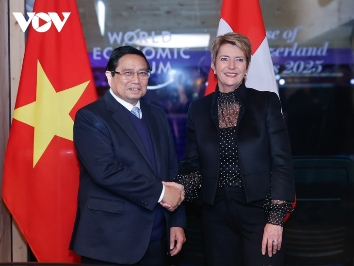 PM Pham Minh Chinh Melakukan Pembicaraan dengan Presiden Swiss, Karin Keller-Sutter - ảnh 1