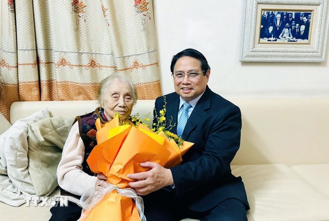 PM Pham Minh Chinh Kunjungi Mantan Wapres Nguyen Thi Binh - ảnh 1