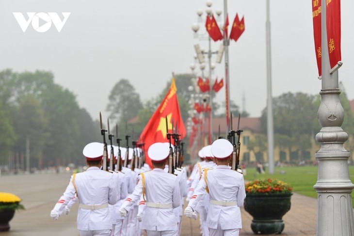 Upacara Bendera Khusus Sehubungan dengan Peringatan HUT ke-50 Hari Negeri Menjadi Satu - ảnh 3