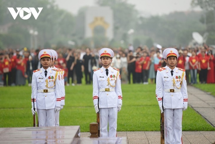 Upacara Bendera Khusus Sehubungan dengan Peringatan HUT ke-50 Hari Negeri Menjadi Satu - ảnh 4