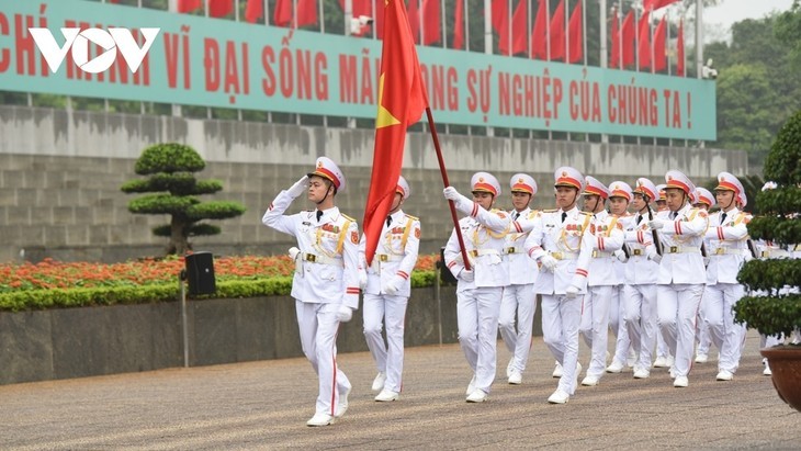 Upacara Bendera Khusus Sehubungan dengan Peringatan HUT ke-50 Hari Negeri Menjadi Satu - ảnh 6