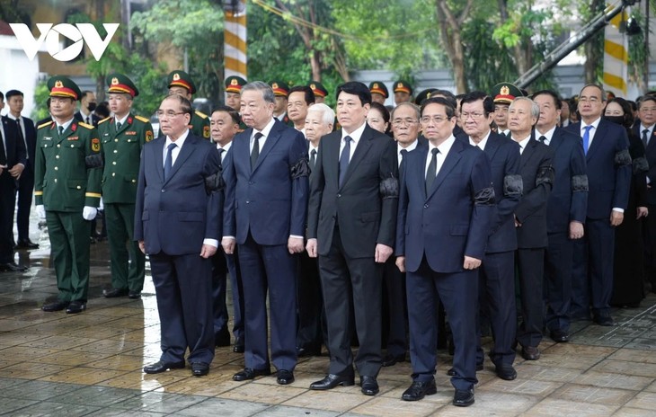 Upacara Berziarah Mantan Presiden Tran Duc Luong Dimulai  - ảnh 4