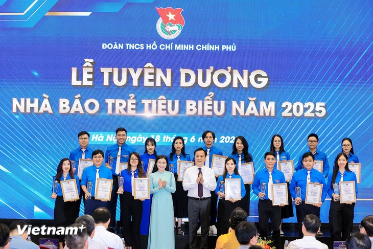 Memuliakan 50 Jurnalis Muda Tipikal - ảnh 1