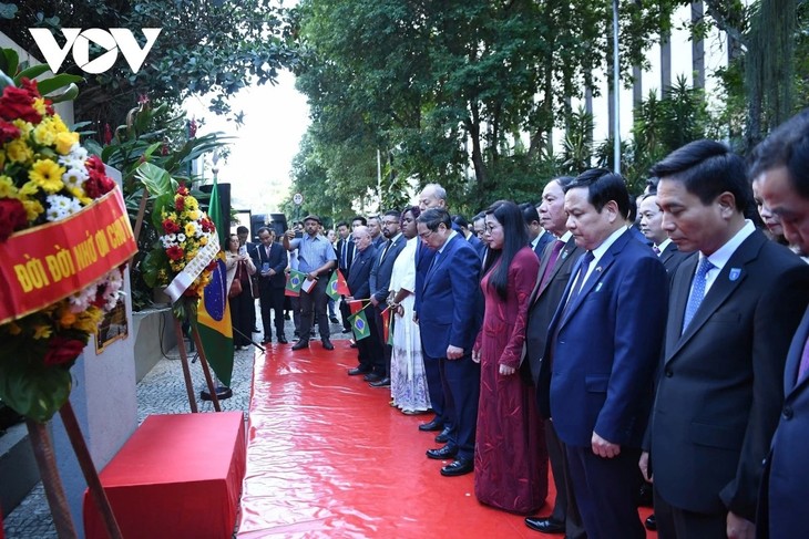 PM Pham Minh Chinh Meletakkan Karangan Bunga di Monumen Peringatan  Presiden Ho Chi Minh di Rio de Janeiro - ảnh 1