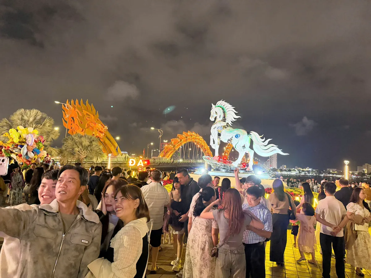 Suasana Perayaan Hari Raya Tet di Vietnam - ảnh 3