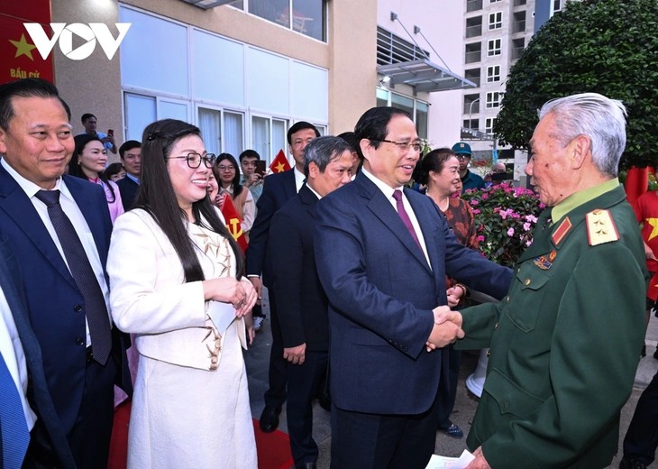 PM Pham Minh Chinh Berikan Suara untuk Memilih Anggota MN Angkatan XVI dan Anggota Dewan Rakyat Berbagai Tingkatan Masa Jabatan 2026-2031  - ảnh 1