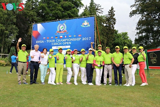 Golf: le Championnat de République Tchèque pour les Vietkieu en Europe - ảnh 1