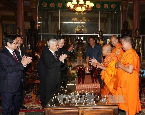 Nguyen Phu Trong  rencontre les bonzes supérieurs Tep Vong et Bukri  - ảnh 1