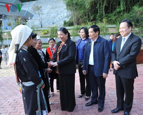 Tong Thi Phong en tournée à Cao Bang - ảnh 1