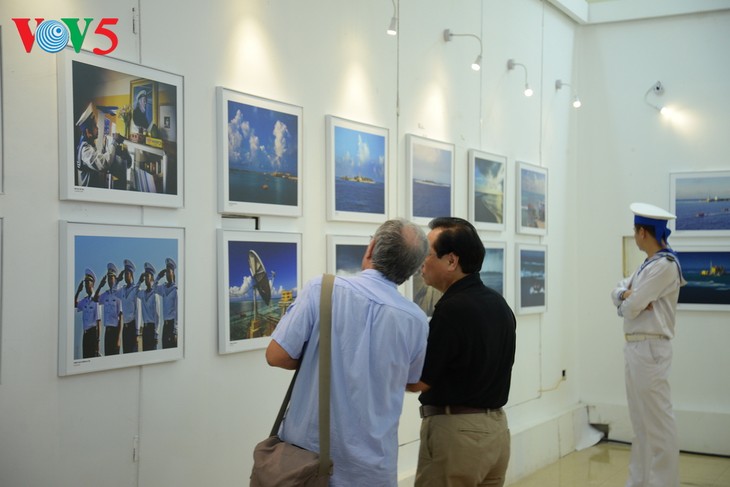 Vernissage de l’exposition “Truong Sa dans notre coeur” - ảnh 12