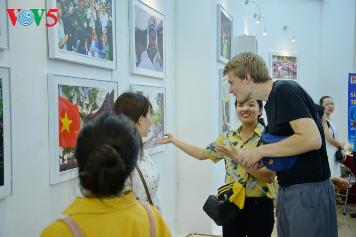 Vernissage de l’exposition “Truong Sa dans notre coeur” - ảnh 16