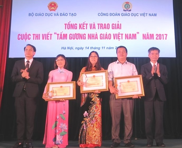 Award Ceremony for essays honoring teachers - ảnh 1