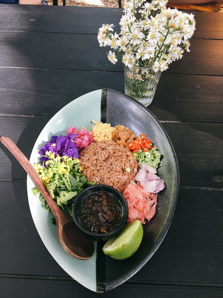 Thai shrimp paste fried rice with flower salad - ảnh 2