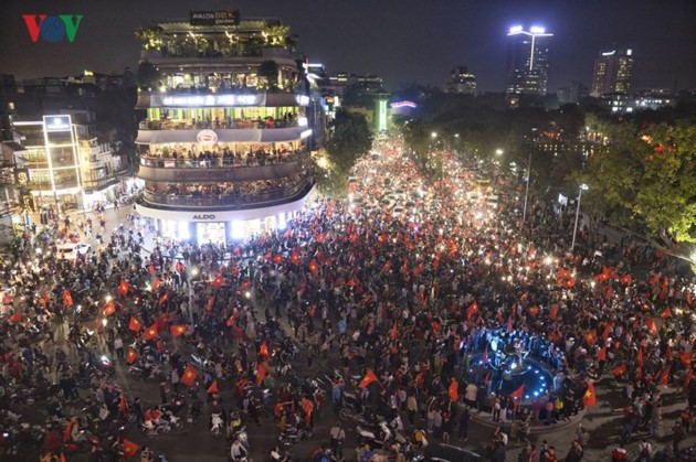 Vietnamese football fans ready for U23 Championship final  - ảnh 4