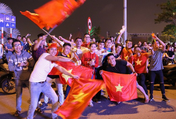 Vietnamese football fans ready for U23 Championship final  - ảnh 3