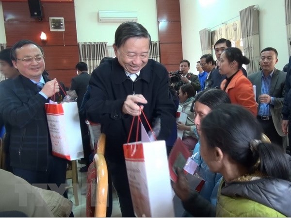 Leaders pay Tet visits to localities  - ảnh 1