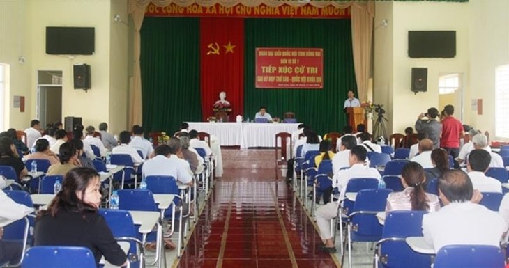 Leaders meet voters after National Assembly meeting - ảnh 1