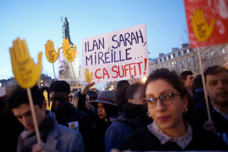 French citizens march against anti-Semitism  - ảnh 1