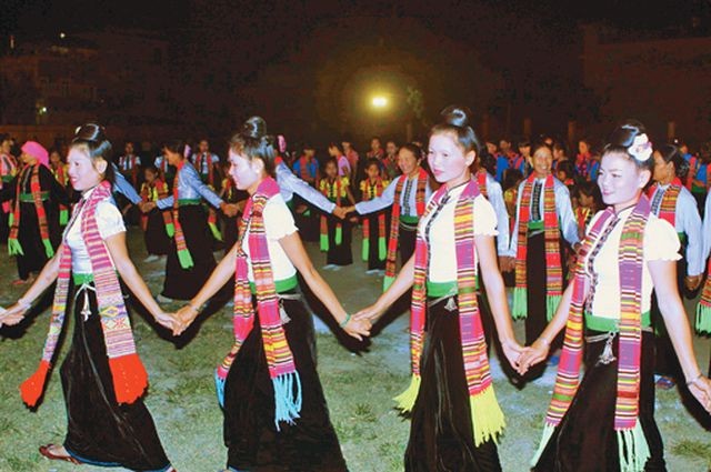 Thai Xoe dancing and Cham pottery making seek UNESCO recognition - ảnh 1