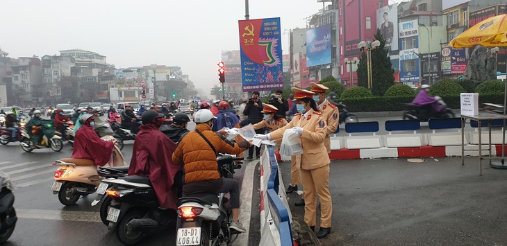 Free face masks offered amid nCoV outbreak - ảnh 2