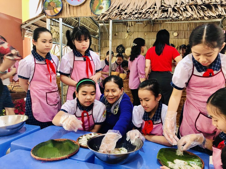 Teaching creativity: making traditional cakes at school  - ảnh 1